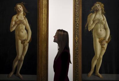 Una empleada del Museo Victoria and Albert observa dos &#039;Venus&#039; de Botticelli.