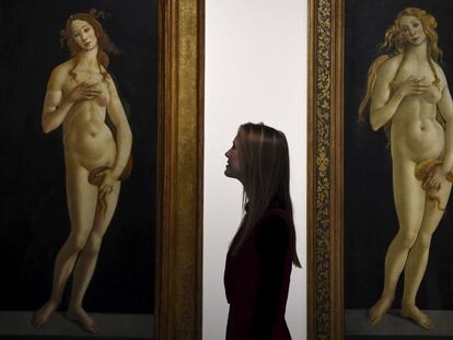 Una empleada del Museo Victoria and Albert observa dos &#039;Venus&#039; de Botticelli.
