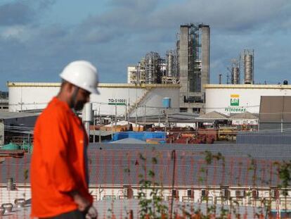 Un operario en una refiner&iacute;a de Pernambuco (Brasil)