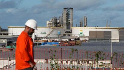 Un operario en una refiner&iacute;a de Pernambuco (Brasil)