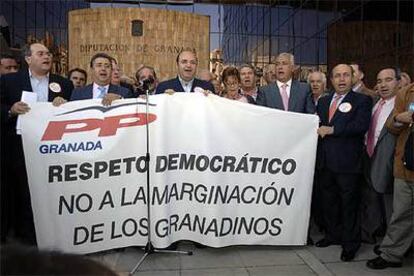 Javier Arenas, detrás de la pancarta, a la derecha, acude ayer a la protesta auspiciada por los alcaldes del PP.