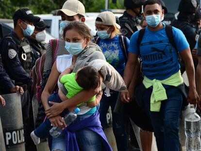 Migrantes hondureños este viernes en el puesto fronterizo de Agua Caliente, entre Honduras y Guatemala.
