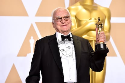 James Ivory con su estatuilla al mejor guión adaptado y camisa Chalamet en la ceremonia de los Oscar.