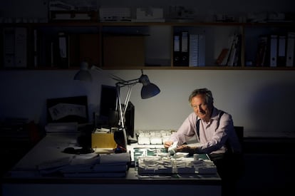 Rafael Moneo, en su estudio en 2001.