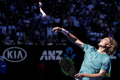 Tsitsipas lanza su cinta al público australiano.