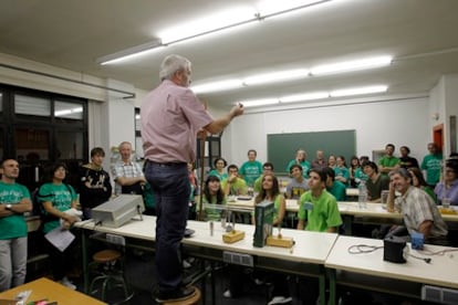 Un profesor del Instituto Juan de la Cierva en uno de los talleres que se celebraron durante el encierro.