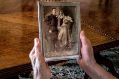 Rosa María sostiene la fotografía de la boda de sus padres.