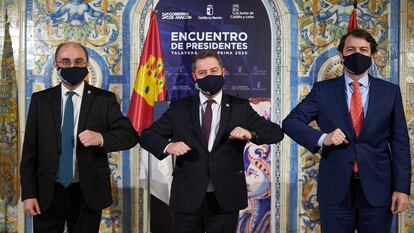 Emiliano García-Page, entre Javier Lambán (izquierda) y Alfonso Fernández Mañueco, en diciembre en Talavera de la Reina (Toledo).