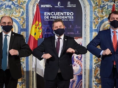 Emiliano García-Page, entre Javier Lambán (izquierda) y Alfonso Fernández Mañueco, en diciembre en Talavera de la Reina (Toledo).