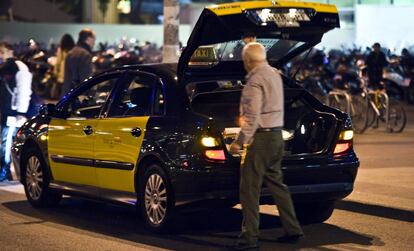 Un taxista carga maletas en la Estación de Sants de Barcelona.