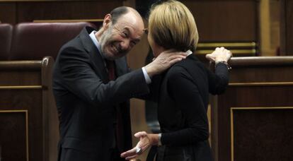 Rubalcaba bromea con Rosa D&iacute;ez sobre el congreso de Sevilla en el que result&oacute; elegido. 