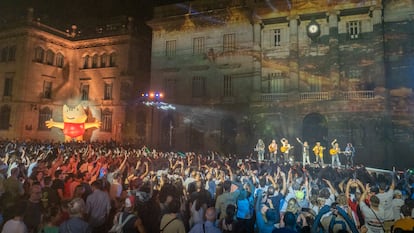 Los Manolos en el escenario del la plaza Sant Jaume junto a Cobi.