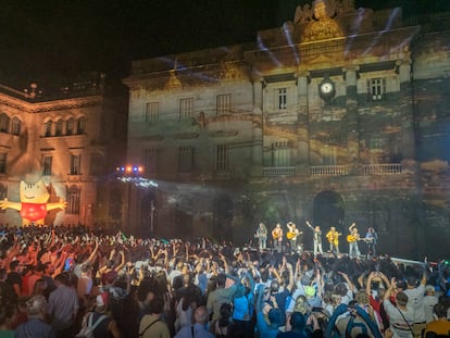 Los Manolos en el escenario del la plaza Sant Jaume junto a Cobi.