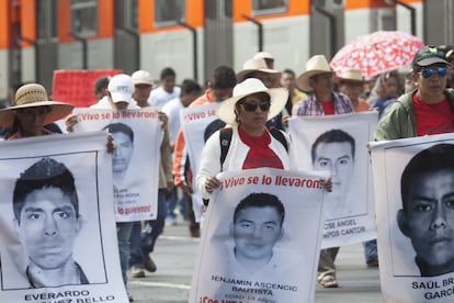 Padres y familiares de los estudiantes desparecidos,maestros de Oaxaca, Michoacán, el Distrito Federal y Guerrero, así como estudiantes y organizaciones civiles formaron parte de la marcha.
