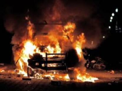 Un coche ardiendo durante los disturbios en otro linchamiento ocurrido en octubre de 2015 en Puebla.