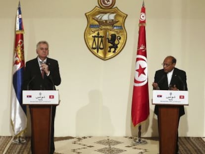 Moncef Marzouki (dir.) e Tomislav Nikolic no Palácio de Cartago da Tunísia.