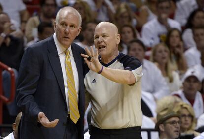 Gregg Popovich (izquierda), técnico de los San Antonio Spurs, habla con un árbitro.