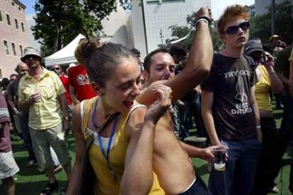 Jóvenes bailando en la jornada diurna del festival Sónar en Barcelona.