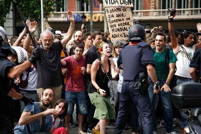 Los indignados de plaza Catalunya protestan durante el desalojo.