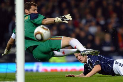 Naismith marca ante Casillas el primer gol escocés.