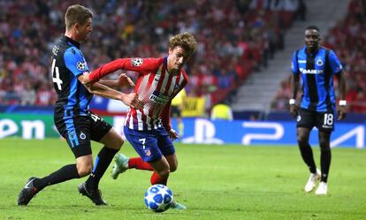 Griezmann se marcha de un rival, anoche en el Metropolitano.