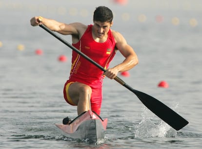 El pontevedrés David Cal, en su participación en la final de C1-1000 de los Juegos Olímpico Atenas 2004. Aquel 27 de agosto se hizo con su única medalla de oro —ha ganado, además, cuatro de plata—. Cal, piragüista en aguas tranquilas, se especializó en la canoa monoplaza, en dos de cuyas categorias cosechó todos sus éxitos: en 500 y en 1000 metros (C1-500 y C1-1000).