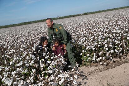 El agente de la Patrulla Fronteriza de Estados Unidos, Carlos Ruiz, detuvo a una mujer ecuatoriana y su hija el 10 de septiembre de 2019 en Penitas, Texas.