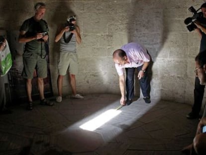 Varias personas observan la entrada de los rayos del sol en la catedral de Valencia, ayer.