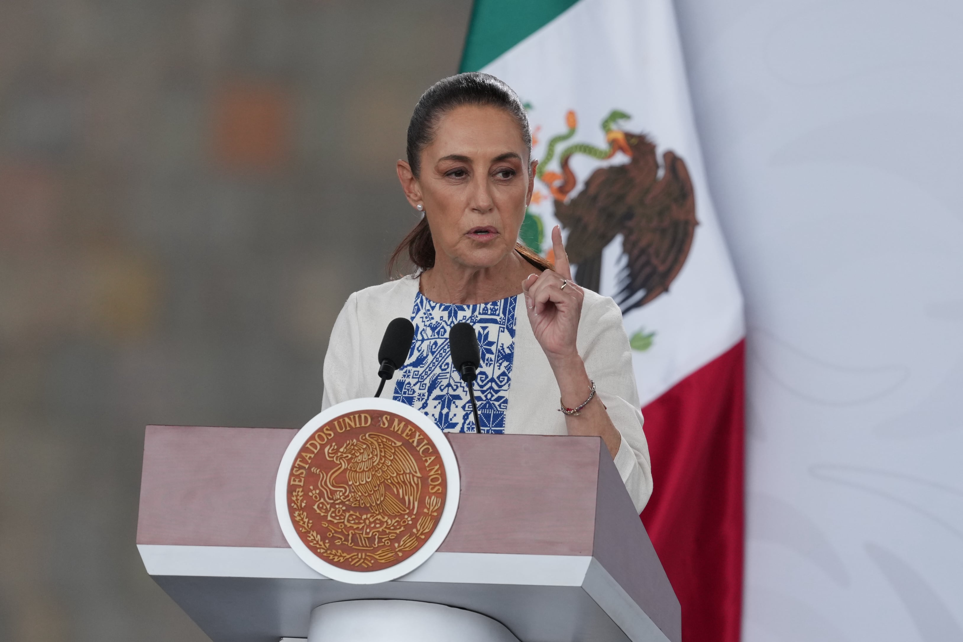 Sheinbaum llama “trasnochados” a quienes organizaron la visita de Ayuso a México