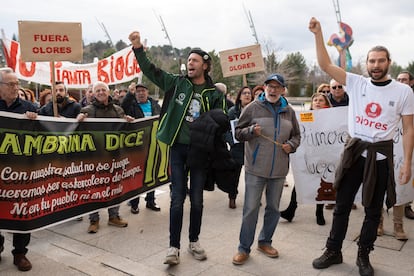 Manifestación en el exterior de las Cortes de Castilla y León contra la instalación de plantas de biogás.