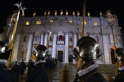 La Guardia Suiza custodia el balcón por donde saldrá el nuevo papa a saludar a los fieles congregados en la plaza de San Pedro.