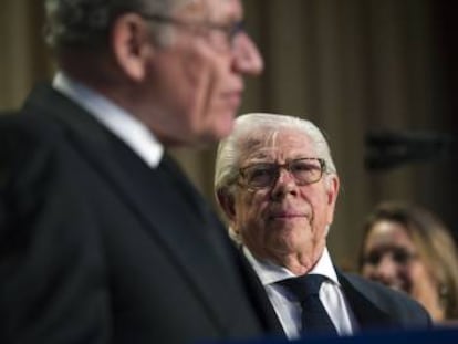 O jornalista Carl Bernstein olha para seu antigo colega Bob Woodward no último jantar dos correspondentes.