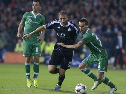 Benzema controla el balón ante Minev en el partido del pasado miércoles en Sofía