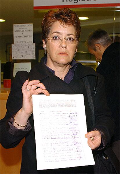 La presidenta de la Junta de Personal del Severo Ochoa, Isabel Serrano, muestra parte de las firmas.