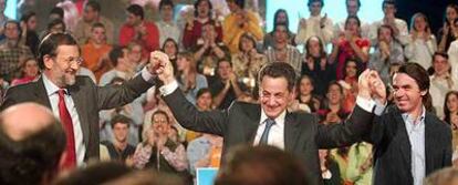 Sarkozy, aclamado en la convención del PP celebrada en 2006, entre sus amigos políticos españoles: Mariano Rajoy y, sobre todo, José María Aznar.