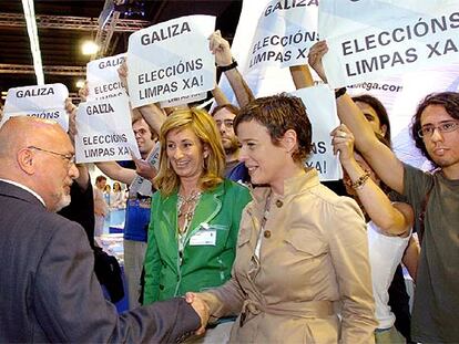 Josep Huguet con los responsables del 'stand' gallego