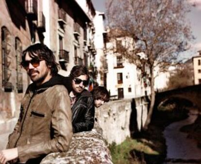 Noni, Alfredo y Alejandro, núcleo duro de la banda Lori Meyers junto al cauce del Darro en Granada.