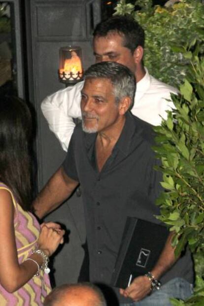 Clooney, a las puertas del restaurante.