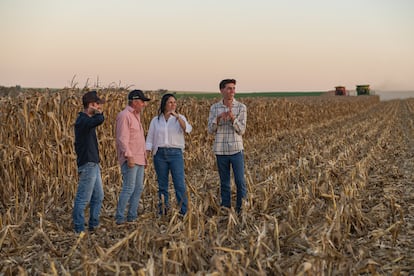 Lucilia Bottini y su familia en sus campos de soja en la zona rural de Paraguay.