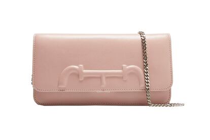 Carolina Herrera ha vestido los momentos más especiales de la mujeres. El broche final lo ha puesto con sus clutch, en formato reducido y acabados delicados, como el de la colección Victoria Insignia. Para mujeres elegantes que saben diferenciar lo banal de lo imprescindible.
