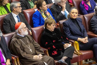 Michelle Bachelet fue la única expresidenta que acudió a la segunda Cuenta Pública de Gabierl Boric. En a imagen, Bachelet toma notas del discurso del mandatario. 