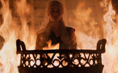 Daenerys Targaryen, madre de dragones, no necesita bomberos.