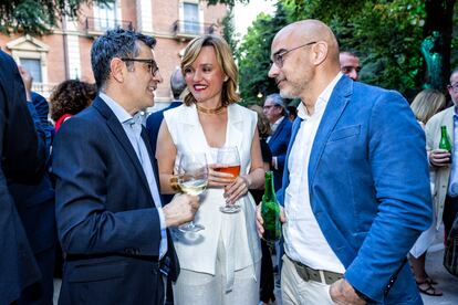 Los ministros Félix Bolaños y Pilar Alegría  junto a Carlos Núñez, presidente y consejero delegado de Prisa Media.