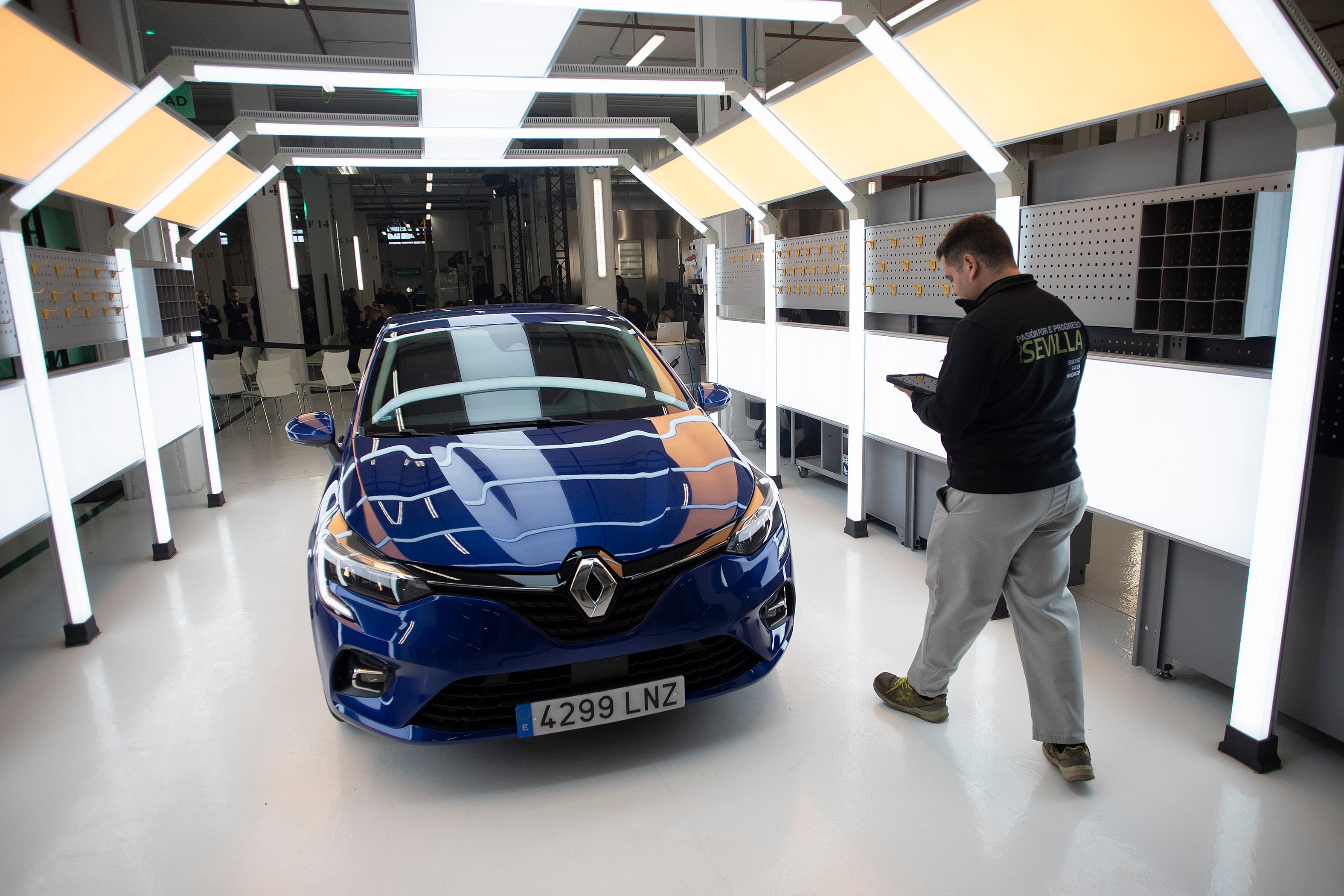 Operarios en la planta de economía circular Refactory de Sevilla del grupo francés Renault.