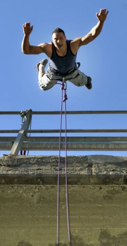 Un practicante de 'puenting' en el Pirineo de Lleida.