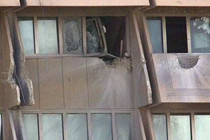 Ventanas del hotel Al Rashid, alcanzadas por impactos de proyectiles, ayer en Bagdad.