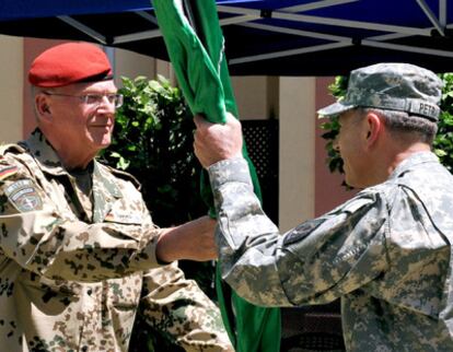 El general Petraeus recibe el estandarte de la ISAF de manos del general Egon Ramms, comandante de la fuerzas de la OTAN .