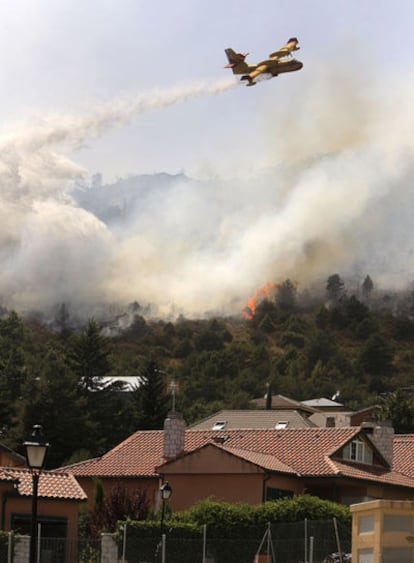 30 dispositivos de emergencias han sido habilitados para combatir las llamas