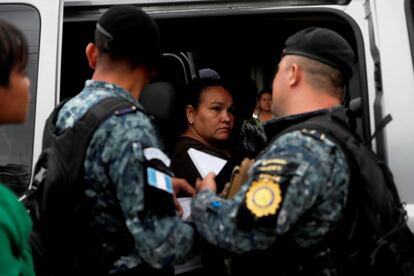 Policiais guatemaltecos revistam um ônibus em Morales (Guatemala) no dia 16 de janeiro.