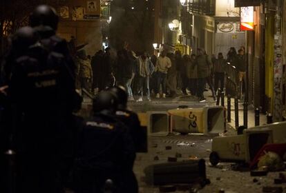 Los manifestantes se enfrentan a la policía durante una protesta.